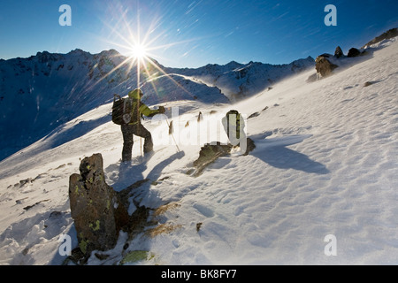 Randonnées en montagne l'homme lors d'une tempête de neige, Parc Naturel Kaunergrat, Tyrol du Nord, l'Autriche, Europe Banque D'Images