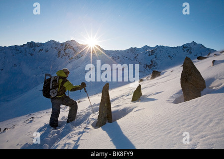 Randonnées en montagne l'homme lors d'une tempête de neige, Parc Naturel Kaunergrat, Tyrol du Nord, l'Autriche, Europe Banque D'Images