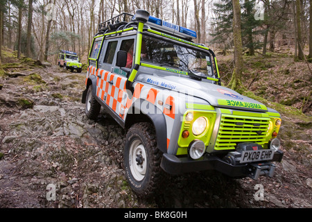 /Langdale Ambleside Mountain Rescue Team Landrover off road sur une montagne au-dessus de sauvetage Ambleside dans le Lake District, UK. Banque D'Images