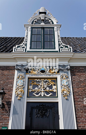 Portail d'une maison marchande néerlandaise du 18ème siècle, richement décorée, musée en plein air Zaanse Schans, Zaandam, Hollande du Nord Banque D'Images