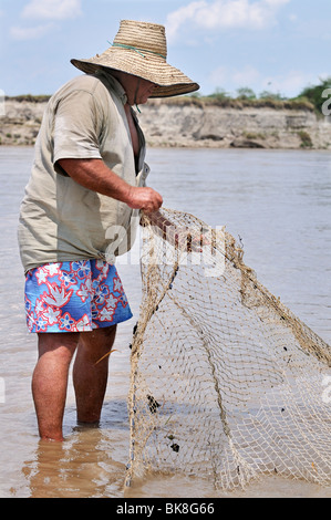 Fisherman holding un filet sur le Rio Magdalena, La Dorada, Caldas, Colombie, Amérique du Sud Banque D'Images