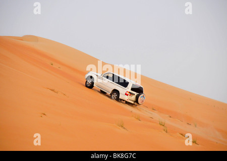 Les habitants de la Dune-frappant avec leur jeep, oasis de Liwa, Abu Dhabi, Émirats arabes unis, France, Moyen Orient, Orient Banque D'Images