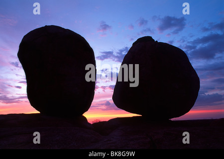 Devils Marbles dans le crépuscule, Territoire du Nord, Australie Banque D'Images