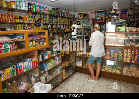 Shopping dans un magasin, créole typique village de Quincy, Glacis, l'île de Mahé, Seychelles, océan Indien, Afrique Banque D'Images