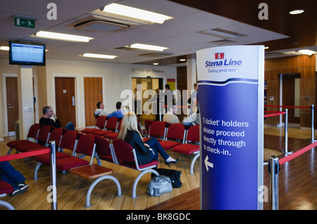 À l'intérieur de neuf Stena Line ferry terminal passager, à Belfast. Banque D'Images