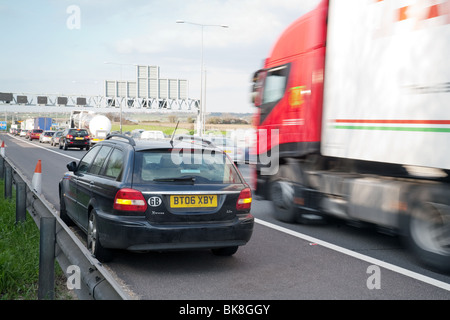 Voiture en panne sur l'autoroute la bande d'arrêt d'urgence, M25 , Kent UK Banque D'Images