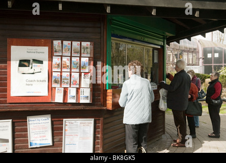 Les personnes qui achètent des billets de bus, le batteur St routière et ferroviaire, Cambridge, Royaume-Uni Banque D'Images