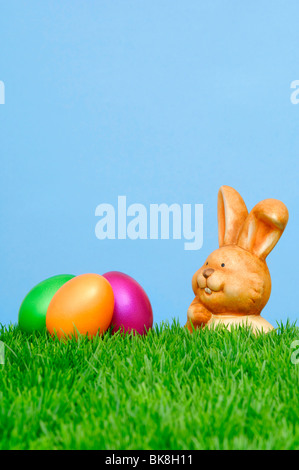Porcelain Easter Bunny et oeufs de Pâques Banque D'Images