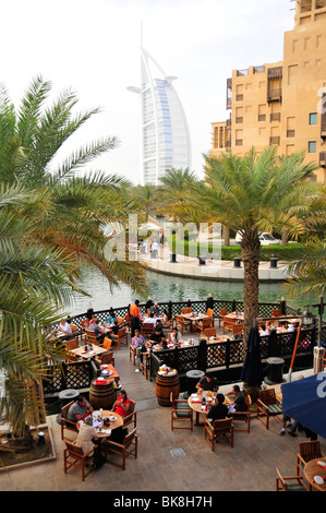 Restaurant en plein air au Madinat Jumeirah Resort, Dubai, Émirats arabes unis, France, Moyen Orient, Orient Banque D'Images