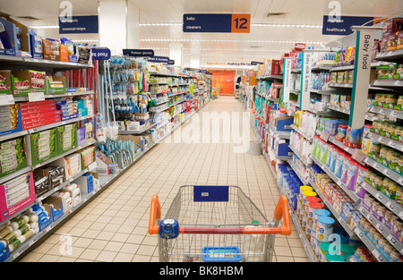 Un panier dans un couloir vide, supermarché Sainsburys, Chislehurst Kent, UK Banque D'Images