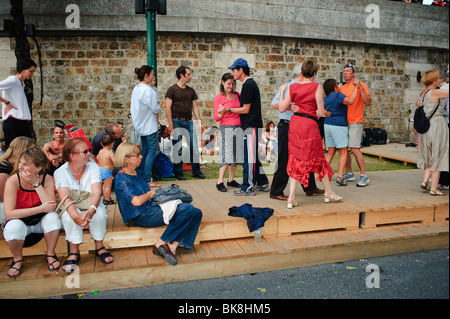 Groupes couples dansant en plein air plage urbaine de Paris plages sur Seine plage Paris France, festivals d'été Seine plage Paris, activités parascolaires adultes, fête plage, jeunes adultes en vacances Banque D'Images