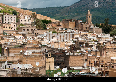 Vue sur la médina de Fès avec des antennes paraboliques Banque D'Images