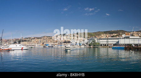 Front de mer de Gênes du vieux port dans une journée ensoleillée Banque D'Images