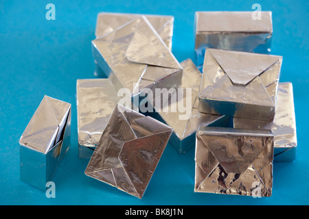 Pile de cubes enveloppés feuille d'argent Banque D'Images