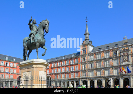 Madrid, Espagne. Plaza Mayor. Statue équestre en bronze (1616) de Philippe (Felipe) III Banque D'Images