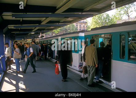 Français personne les passagers d'obtenir sur off train La station de métro Bastille Paris Ile-de-France France Europe Banque D'Images