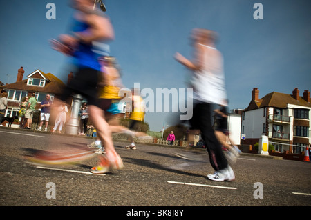 Coureurs floue participant à la première d'avril 2010 Marathon de Brighton, Hove, East Sussex, UK Banque D'Images