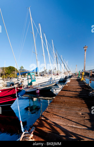 Port de Lahaina, Hawaii Maui Ouest montrant la marche du quai et Banque D'Images