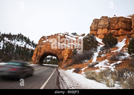 La route entre Bryce Canyon et Zion National Parcs de l'Utah voyages à travers les tunnels de grès. Banque D'Images