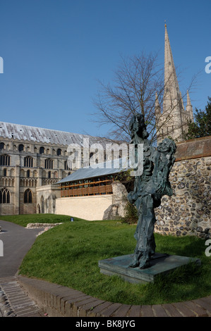 Cathédrale de Norwich et le Hostry récemment construit, a officiellement ouvert le 4 mai 2010 par SM la Reine avec la sculpture moderne au premier plan Banque D'Images