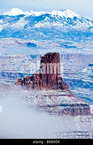 Rock formations s'élever au-dessus du brouillard à faible hauteur sur Dead Horse Point State Park près de Moab, Utah. Banque D'Images