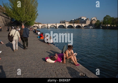 Paris, France, personnes femmes, assis, relaxant, profiter du temps printanier sur le quai de Seine, style de vie français authentique, Sunny Day, panoramique Banque D'Images