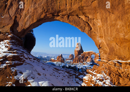 Passage de tourelle est vue à travers la fenêtre du Nord à Arches National Park, Utah. Banque D'Images