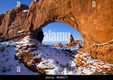 Passage de tourelle est vue à travers la fenêtre du Nord à Arches National Park, Utah. Banque D'Images