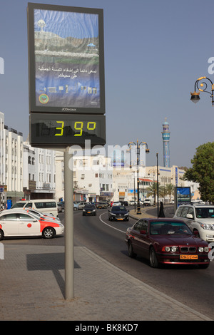 Thermomètre extérieur montrant 39 degré Celsius température à la Corniche de Muttrah, Sultanat d'Oman. Photo par Willy Matheisl Banque D'Images