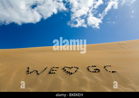 Message écrit en pierres à la Dunes de Maspalomas Banque D'Images