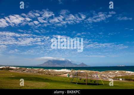 Vue panoramique sur la plage de Blouberg à la Table Mountain à Cape Town, Afrique du Sud Banque D'Images