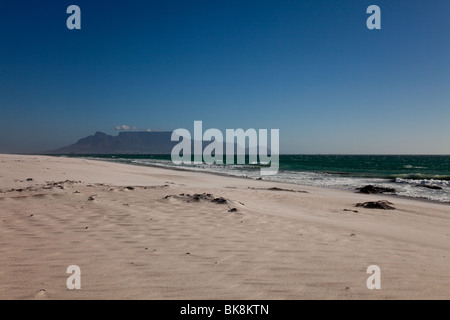 Vue sur la plage de Blouberg à la Table Mountain à Cape Town, Afrique du Sud Banque D'Images