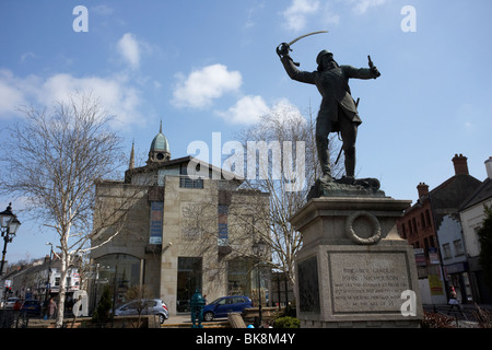 Statue pour le général de brigade John Nicholson à l'extérieur du centre de lin irlandais et lisburn lisburn musée centre ville Banque D'Images