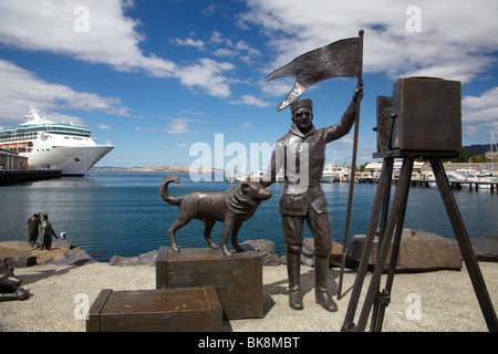 L'Hommage Bernacchi (sculpture Sculptures Stephen Walker), et des navires de croisière, Quai Franklin, Hobart, Tasmanie, Australie Banque D'Images