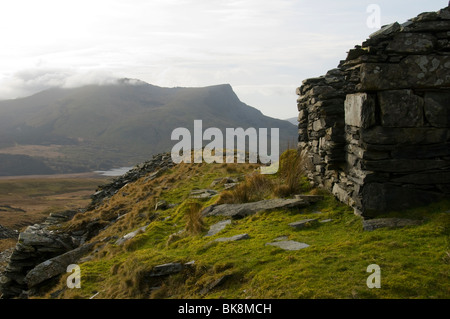 Mynydd Drws-y-coed et Y Garn (Nantlle Ridge), à partir d'un ancien bâtiment de la mine, Snowdonia, le Nord du Pays de Galles, Royaume-Uni Banque D'Images