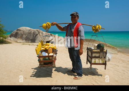 Vendeur de plage sur la plage de Chaweng, l'île de Ko Samui, Thaïlande, Asie Banque D'Images