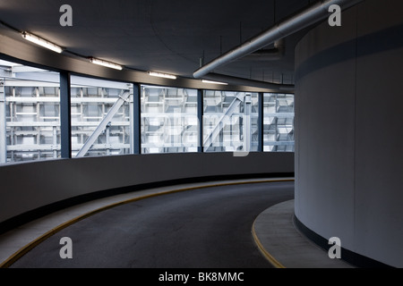 Courbe dans un parking à étages Banque D'Images