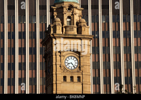 L'horloge de la tour historique, General Post Office, et l'immeuble de bureaux modernes, Hobart, Tasmanie, Australie Banque D'Images