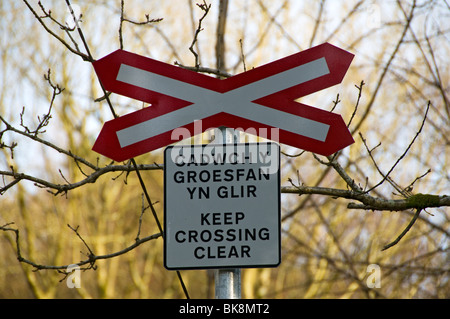 Gallois et Anglais Bilingue panneau d'avertissement à un passage à niveau, Welsh Highland Railway, Nantmor, Snowdonia, le Nord du Pays de Galles, Royaume-Uni Banque D'Images