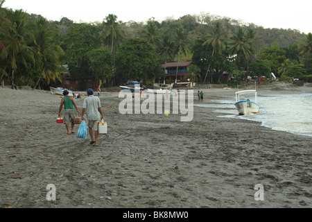 Les pêcheurs sur la plage de Montezuma, Costa Rica. Banque D'Images