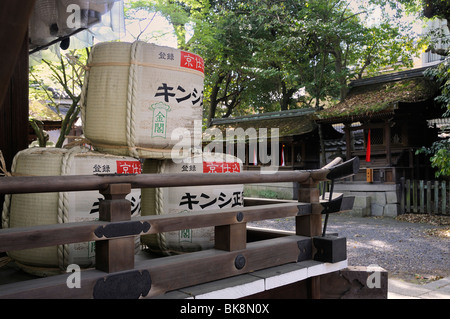 Le riz fait don de tonneaux de vin, le saké de barils dans un sanctuaire Shinto dans le centre-ville, Terramachi dori, Kyoto, Japon, Asie Banque D'Images