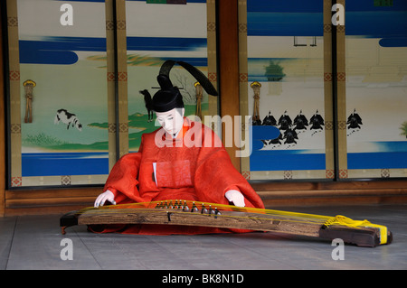 Musicien, marionnette, jouant le koto, une cithare tendus de soie, de l'ouverture du Palais Impérial au grand public deux fois par an Banque D'Images