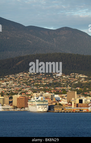 Rhapsody of the Seas bateau de croisière, Sullivans Cove, Hobart, et Mt Wellington, Tasmanie, Australie Banque D'Images