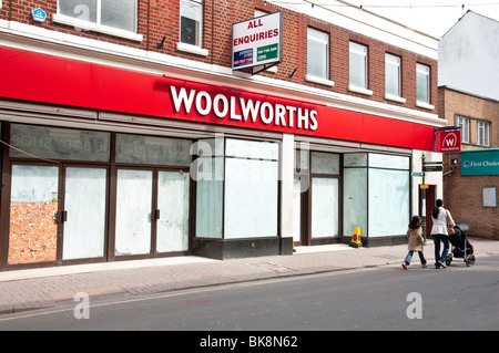 Magasin Woolworths, fermé et vide pendant plus d'un an, de Cirencester, Gloucestershire - avec un 'agents de laisser'. Banque D'Images