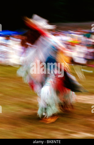 Photo d'action Native American Indian effectuant une danse traditionnelle lors d'un Pow-wow, Forksville Fairgrounds, New York, USA Banque D'Images