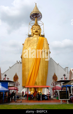 Statue bouddhiste, un grand Bouddha Doré debout, Wat Intharawihan, Bangkok, Thaïlande, Asie du Sud, Asie Banque D'Images