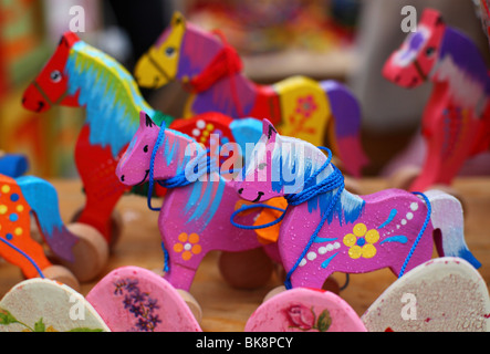 Les chevaux et les jouets en bois coloré Banque D'Images