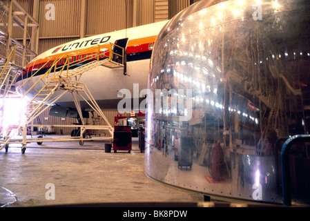 Capot moteur et d'un avion de ligne à l'installation de maintenance de la United Airlines à San Francisco, Californie, USA Banque D'Images