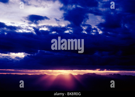 Vue aérienne de nuages et spectaculaire coucher de soleil sur les Montagnes Rocheuses Banque D'Images