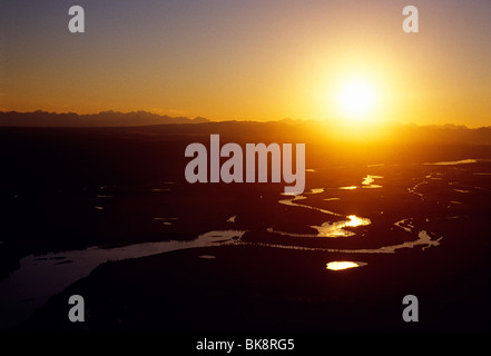 Coucher du soleil Vue aérienne de la rivière Yentna et ses environs, la région de MATANUSKA TUNDRA, Alaska, USA Banque D'Images